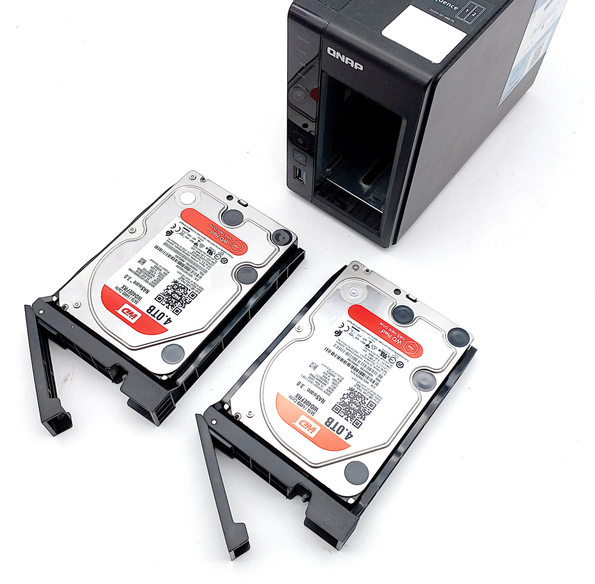 QNAP TS-251+ NAS de bureau 2 baies : 8 Go de RAM, 2 disques durs de 4 To, micrologiciel mis à jour